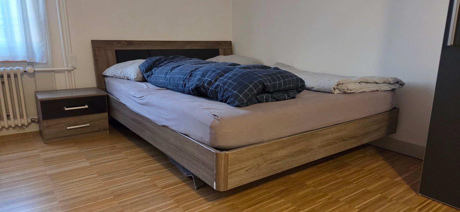 Conforama Betten: Bettgestell mit Nachttisch gebrauchter Zustand – Gebraucht aus St. Gallen von pat_66p9