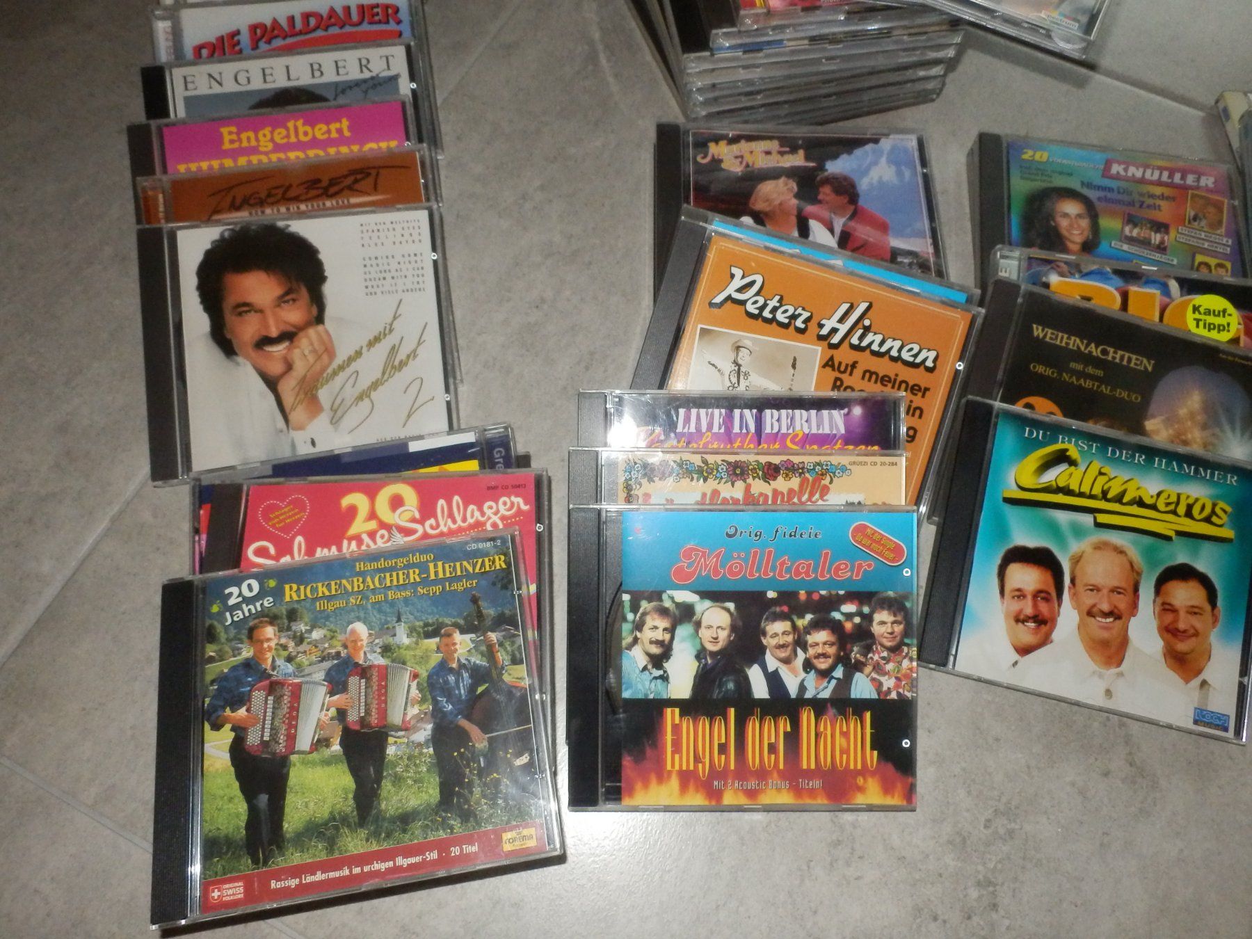 CD: Lot de 45 CD de variété folklorique et divers groupes – Usato da Apples venduto da Photec18 4