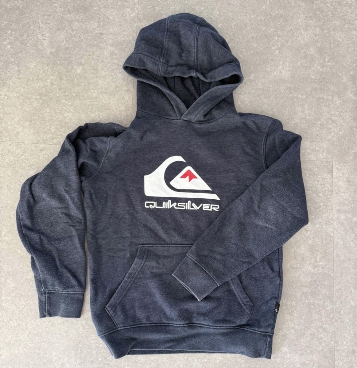 Pullover & Sweatshirts: Pull à capuche Quiksilver 12 ans – Gebraucht aus Estavayer-le-lac von Verm1470