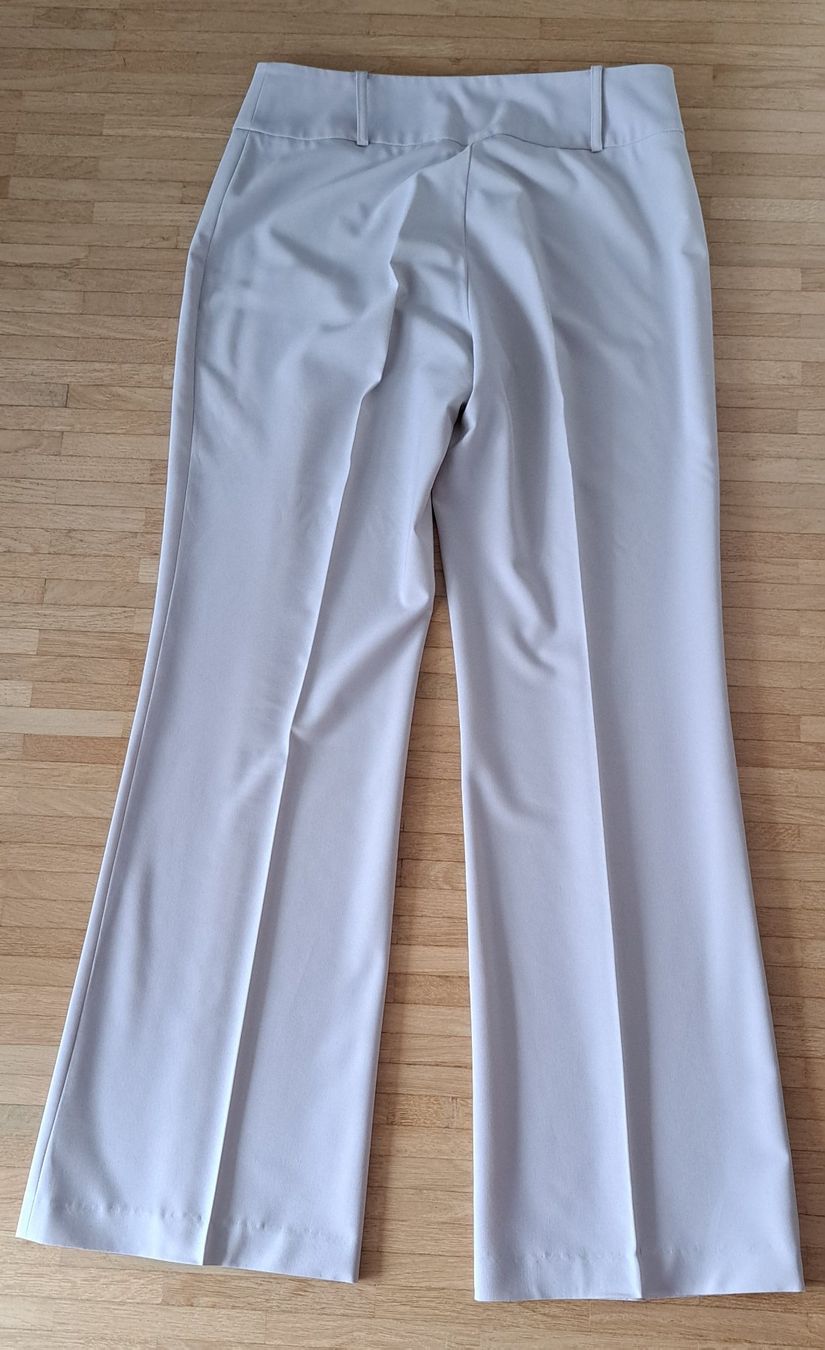 Pantaloni: Elégant pantalon beige clair – Nuovo (secondo la descrizione) da Le Mont-sur-Lausanne venduto da olatiu 3