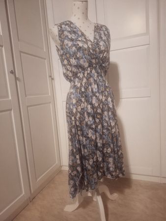 Sommerliches Blumenkleid von Airisa, Grösse M – Top Zustand!