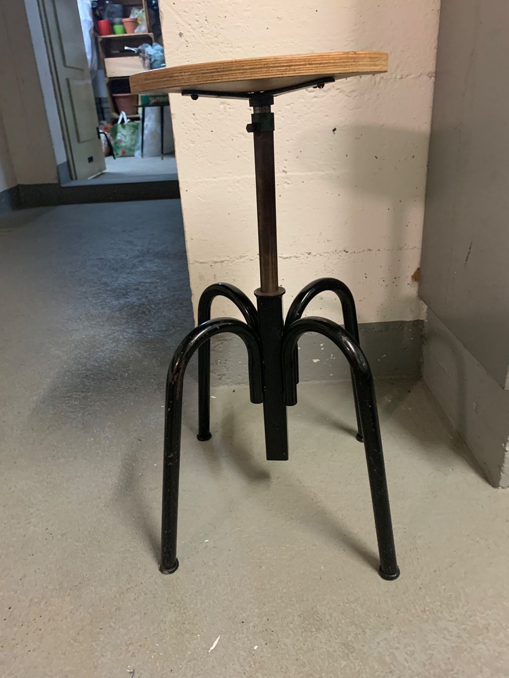 Sgabelli: Vierbeinhocker Industrial Design Sitzdurchmesser 30 cm – Usato da zürich venduto da ellenb22