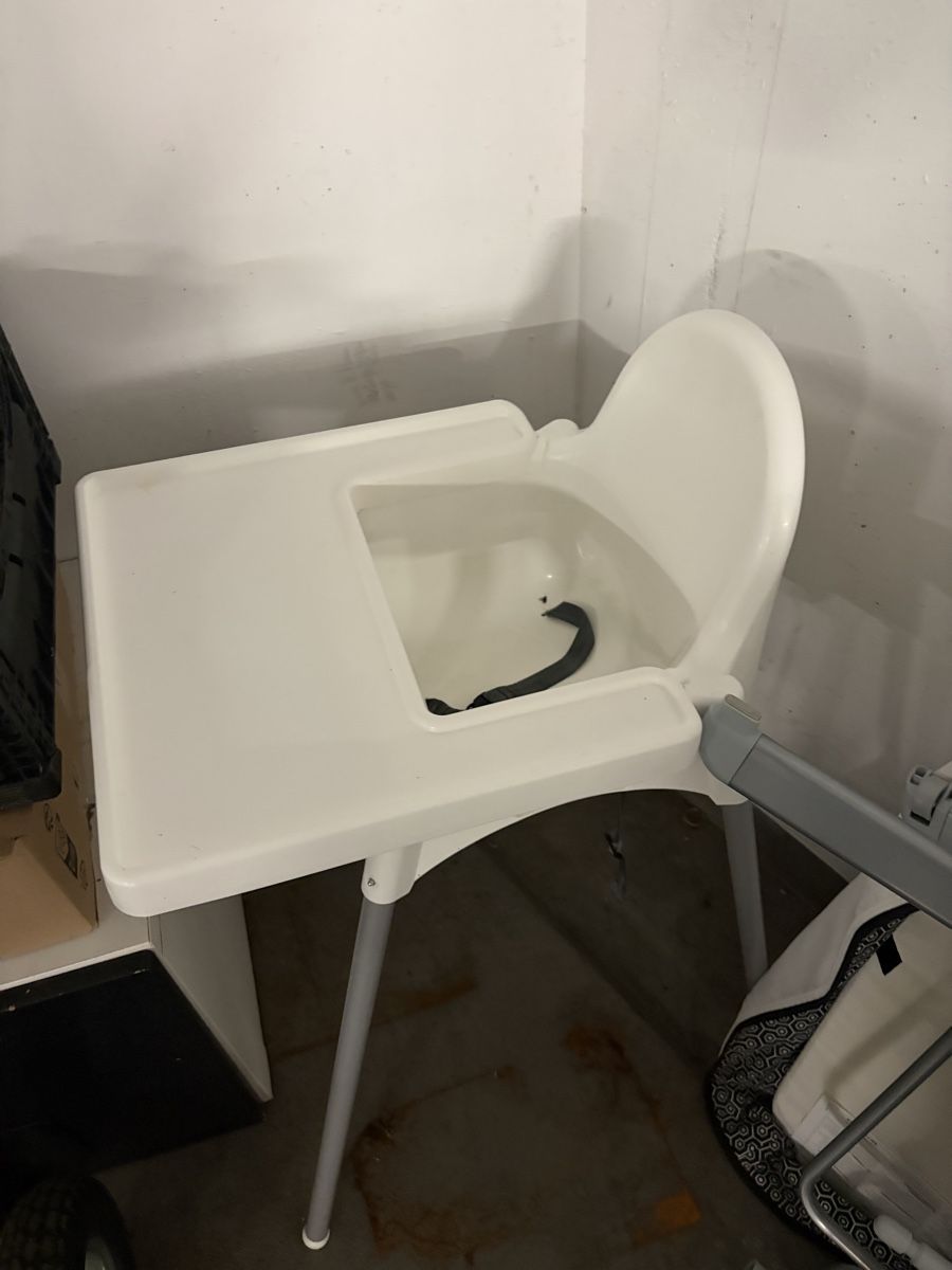 Chaises hautes: Chaise haute blanche, bon état – D'occasion à Matran par Prbreak1414