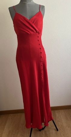 Robe rouge satinée à bretelles - Élégance estivale! T M Zara