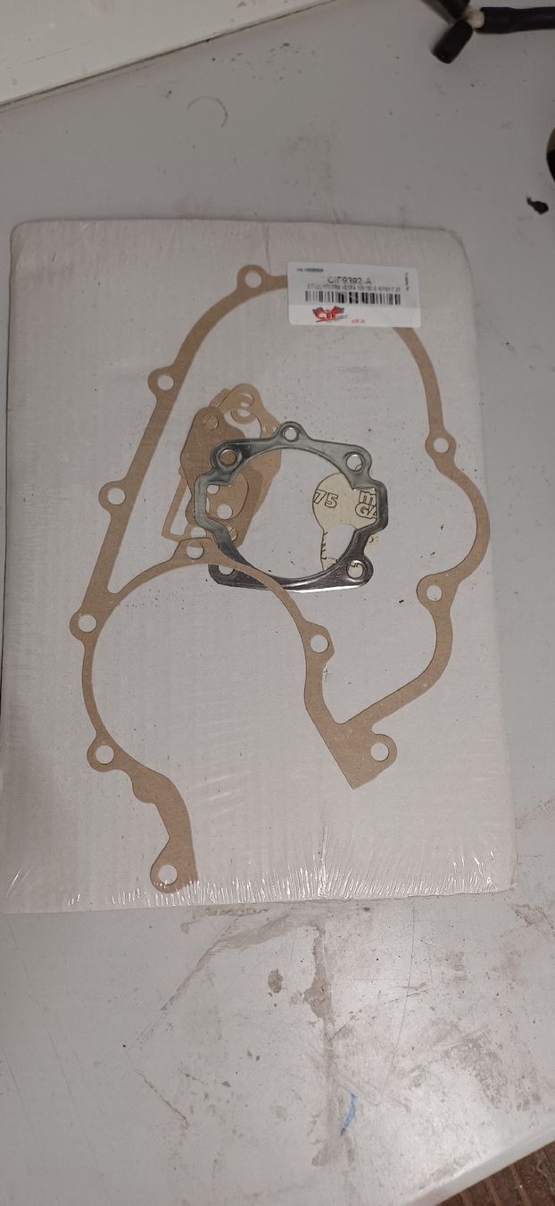 Vespa Tutti pezzi di ricambio per scooter: Set guarnizioni Vespa – Nuovo e nell'imballaggio originale da Yverdon-les-Bains venduto da Carmelo85