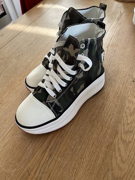 Scarpe da donna: Vends baskets montantes femme – Usato da Crans VS venduto da cei_qws7 1