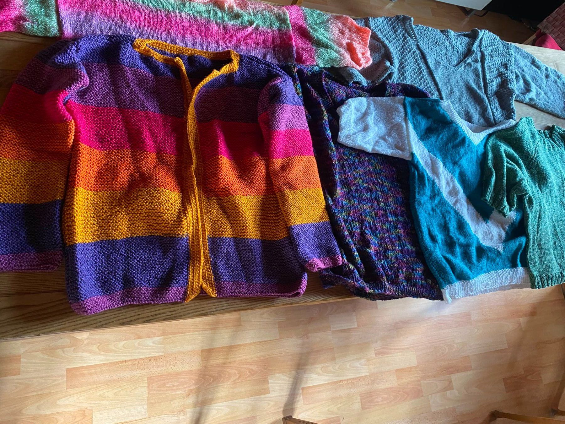 Lots de vêtements: 6 Handgestrickte Pullis Gr. M/L – D'occasion à Röschenz par Tashroal