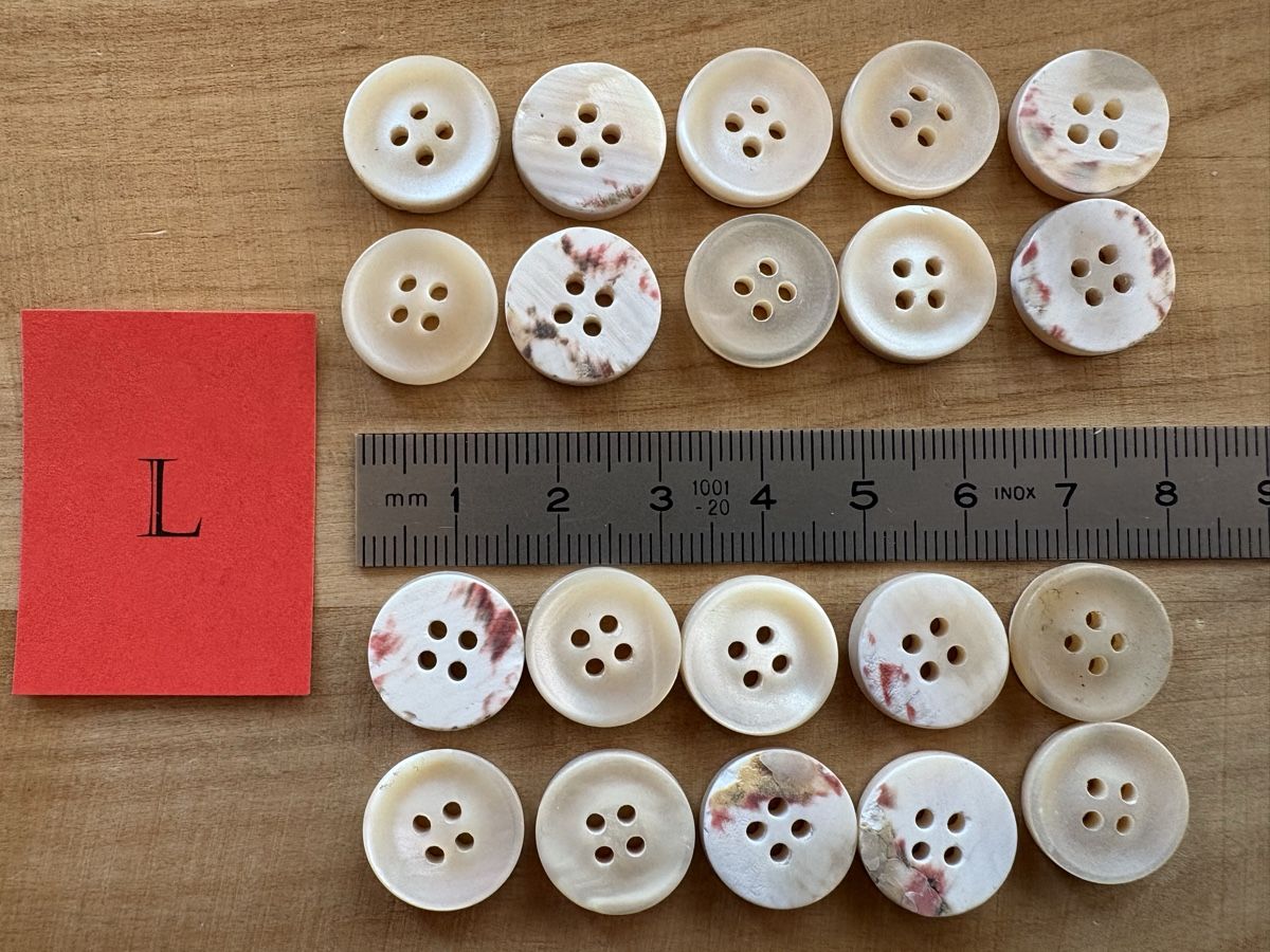 Bottoni: 20 Perlmutt Knöpfe 16 mm – Nuovo (secondo la descrizione) da Rümlang venduto da resale35