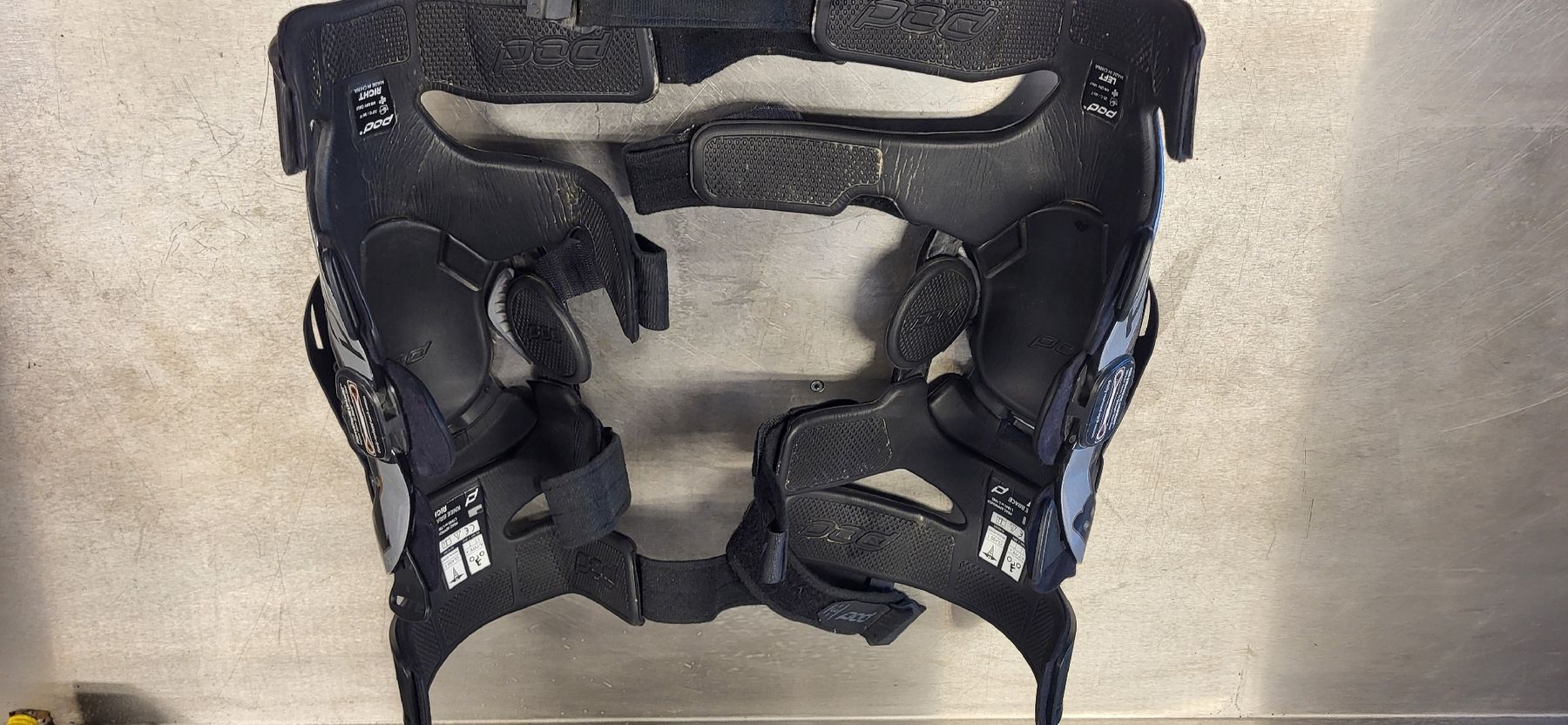 Schutz & Schoner: Genouillères Pod K8 carbon – Gebraucht aus Le Noirmont von lio_mh2x 1