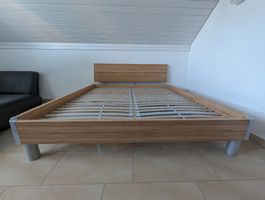 Doppelbett mit zwei Lattenroste