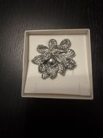 Broche fleur vintage avec perle grise et strass brillants