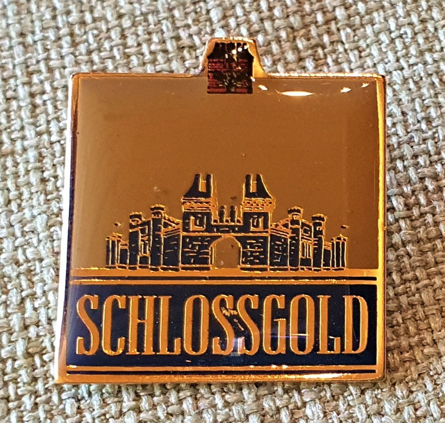 Placchette & Badge: J940 - Feldschlösschen Schlossgold Bier – Usato da Reinach BL venduto da Boston-Verkauf