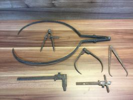 Posten rostige Zirkel und Messschieber für Sammler