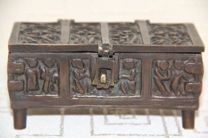 Cassapanche: Antique  coffret en bronze . – Usato da Praz (Vully) venduto da pikuluka1