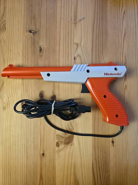 Controller: Nintendo Zapper  – Usato da Schaffhausen venduto da JG1234