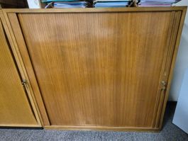 Rollladenschrank mit diversen Schubladen und Tablaren
