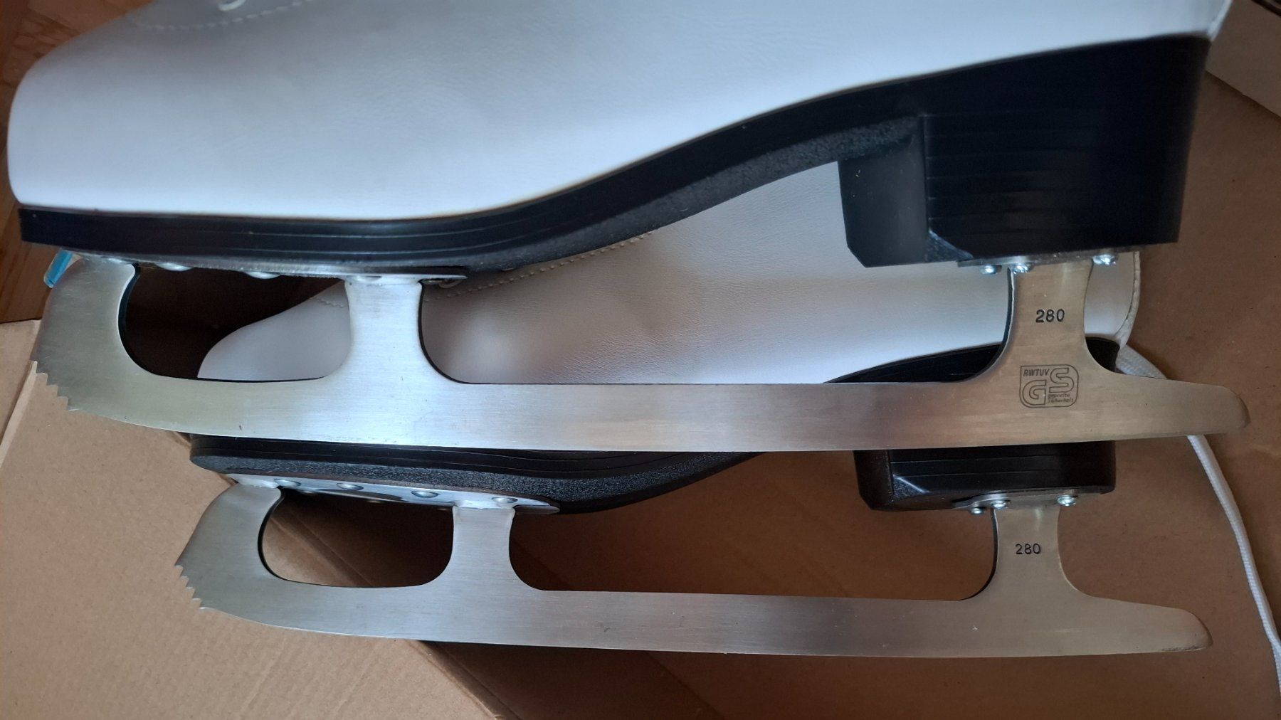 Pattini da ghiaccio: Schlittschuhe ROCES, Gr.44 weiss, neu – Nuovo (secondo la descrizione) da Zürich venduto da Sonnebluemeli 5