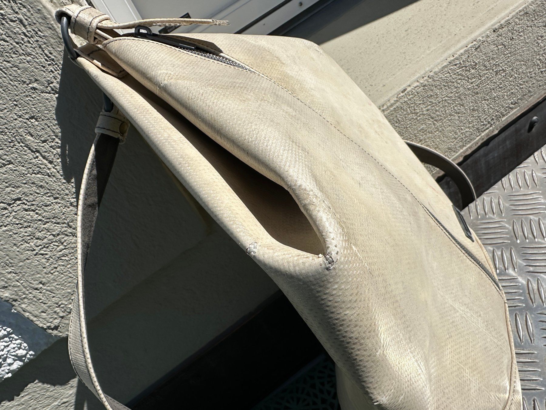 Freitag Zaini: Rucksack Freitag R123 Woolf crèmefarben matt – Usato da Gümmenen venduto da FelizitasHermann 4