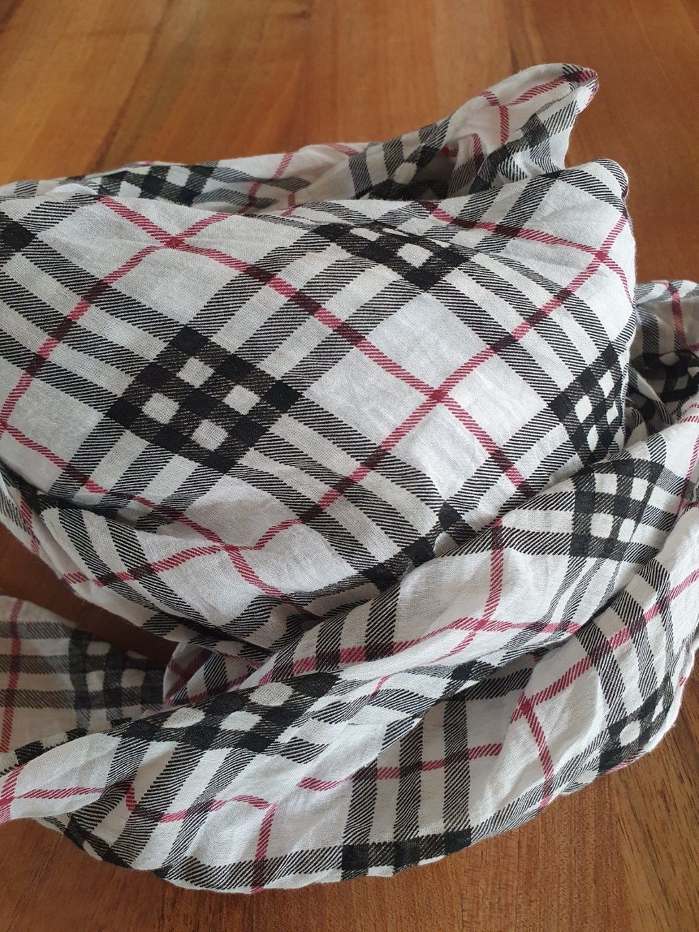 Foulard & Sciarpe: Schal schwarz rot weiss kariert – Usato da Brüttisellen venduto da Kluba 4
