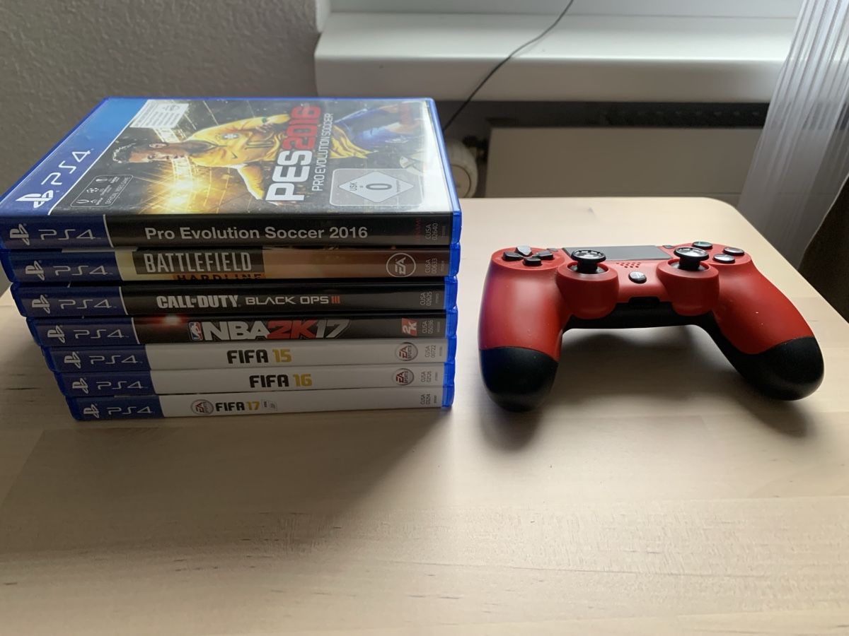 Sony Jeux: PS4 Bundle Ps4 Controller Black Ops 3 uvm. – D'occasion à Arbon par arminnnn