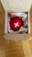 Weihnachtskugel rot mit Schweizer Kreuz