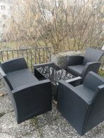 Lounge mit 2er Sofa, 2 Stühlen und Tisch
