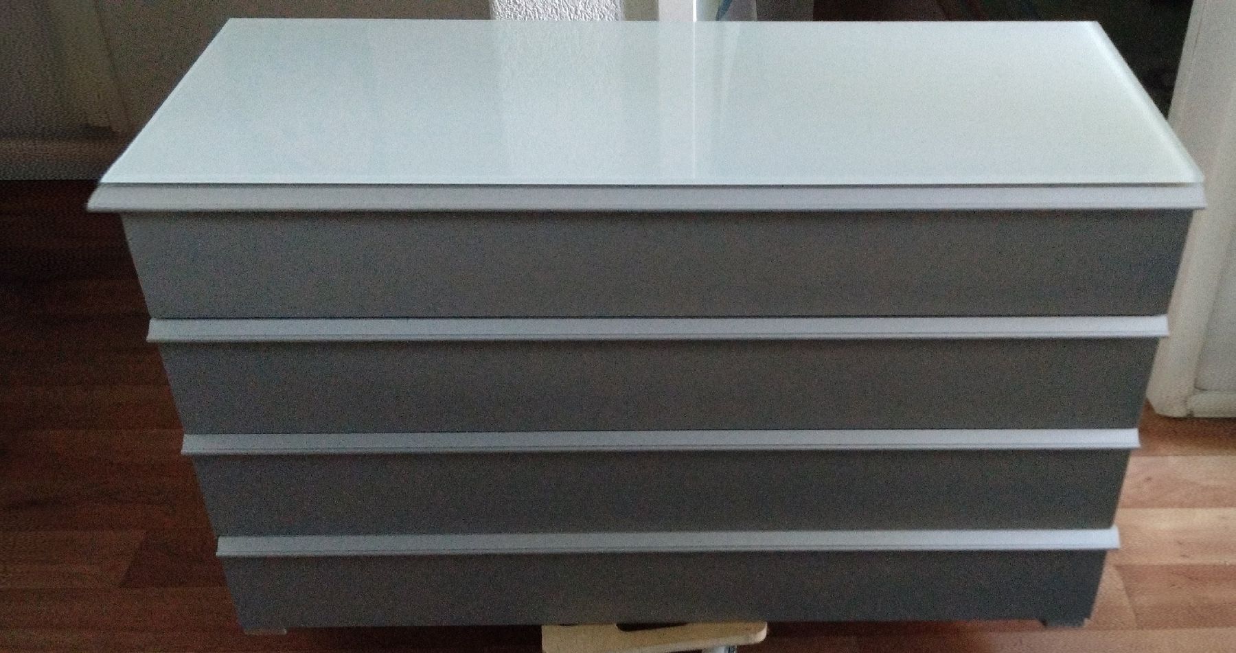 Cassettiere: Schöne Kommode mit Glasabdeckung – Usato da Schliern b. Köniz venduto da Schnumy