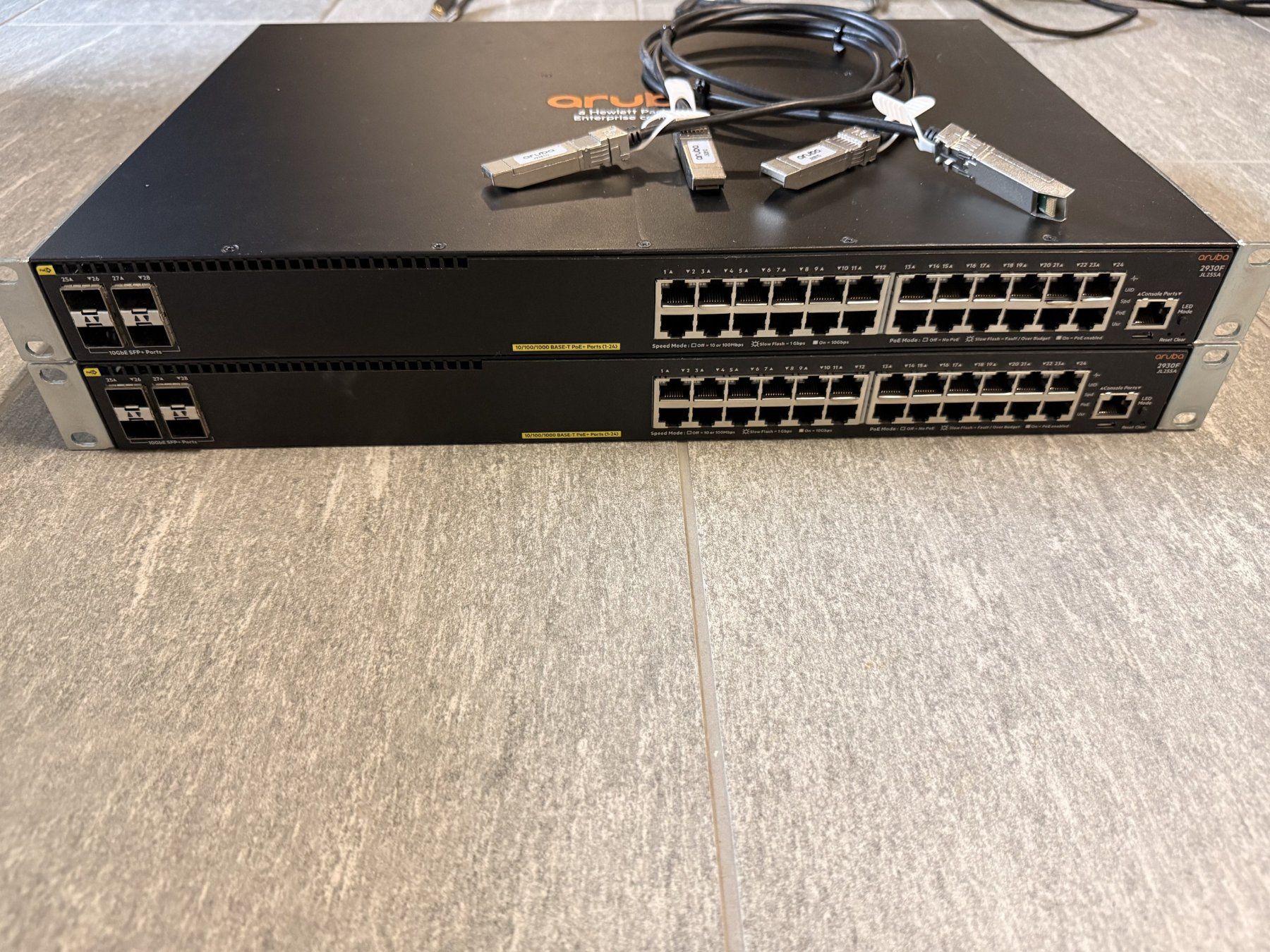 Hewlett Packard Hub & Switch: 2x HPE Aruba 2930F 24G 4SFP+ Stack JL255A + Kabel – Usato da Wolfhausen venduto da mat_sq7r