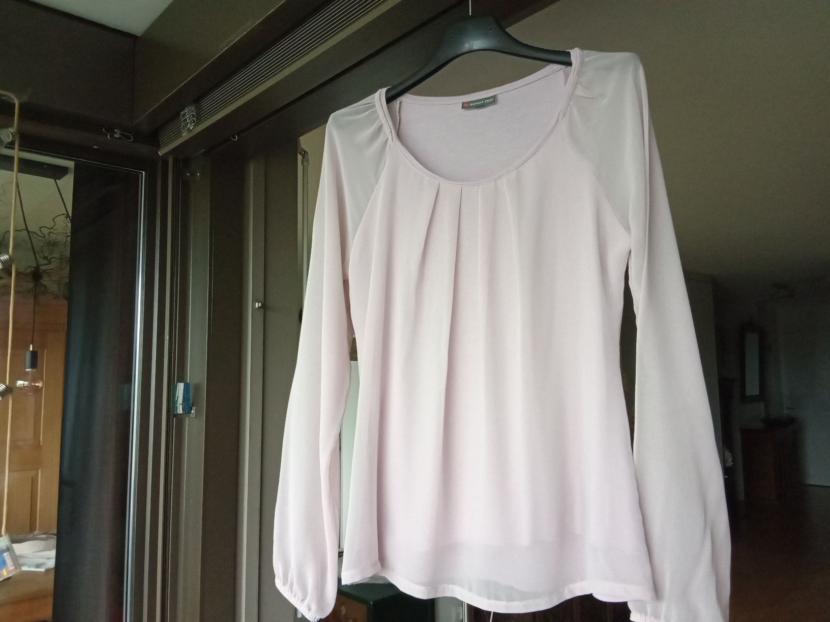 Lotti di vestiti: Da.-Hose roséfarb. CHF 8.-- u. pass. Bluse CHF 8.-- – Usato da Frauenfeld venduto da clausi 2