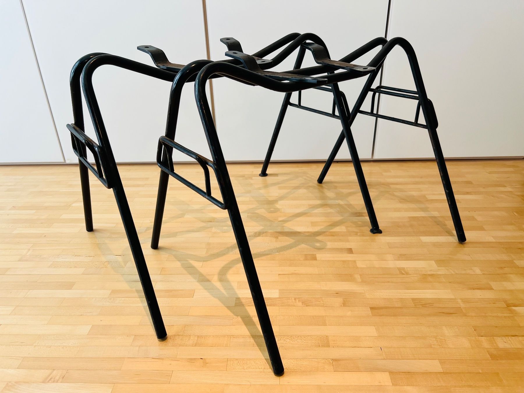 Eames Sedie: 2 Herman Miller Eames Vitra Stacking Base - Original – Usato da Egg b. Zürich venduto da MEGA-SALE 1
