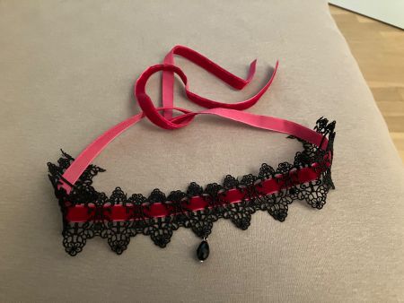 Schönes Spitzenhalsband schwarz mit rotem Samtband