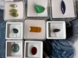 Lot Edelsteine Chrysopras, Lapizlazuli, Prehinit, Carneol