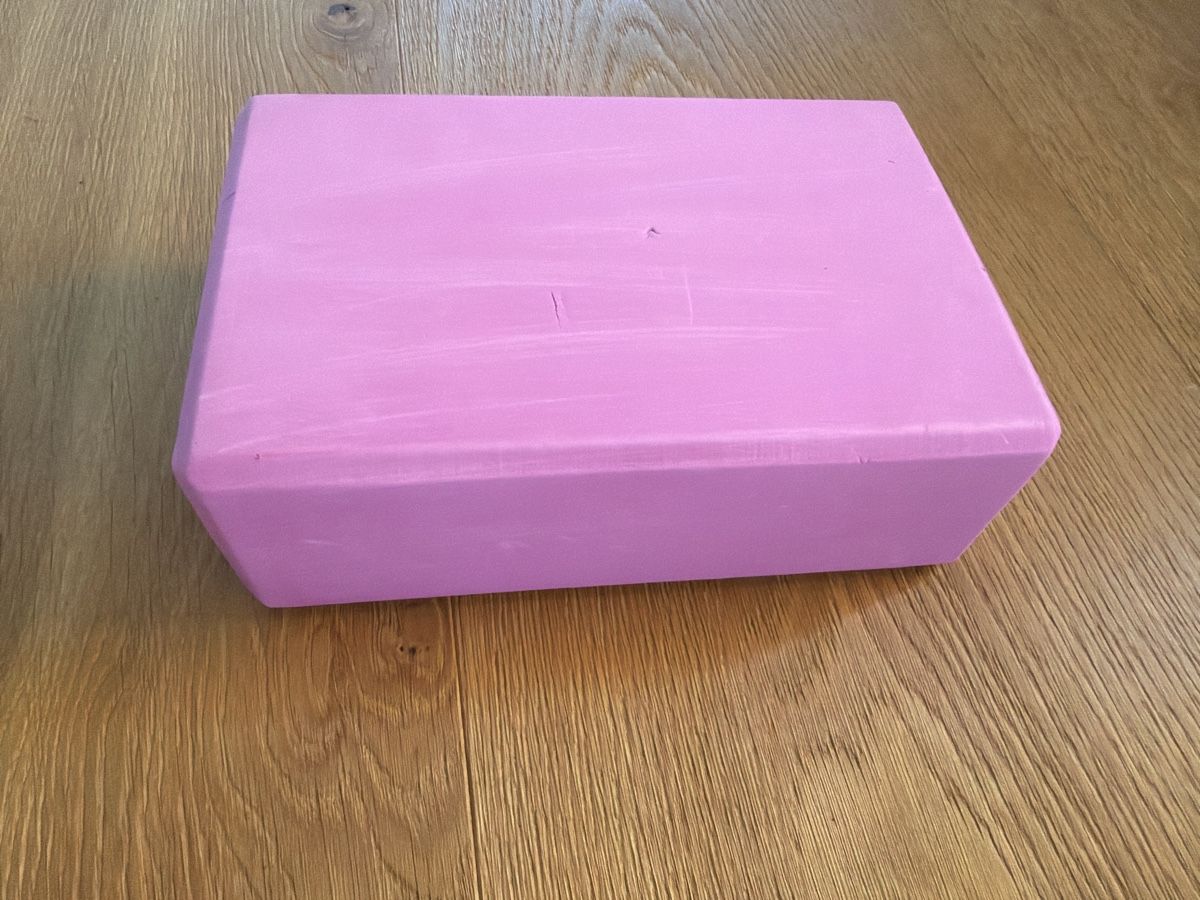 Hometrainer: Yoga Block Rosa Schaumstoff mit Gebrauchsspuren – Gebraucht aus Zürich von joyfulgrace
