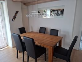 Esstisch Massivholz mit 6 schwarzen Stühlen