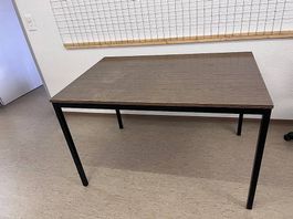 Tisch mit Holzplatte und schwarzen Beinen