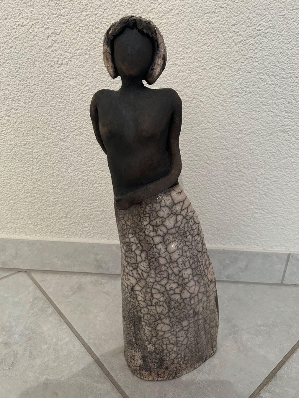 Statuette: Keramik Figur "Frau" – Nuovo (secondo la descrizione) da Lostorf venduto da Dalbi