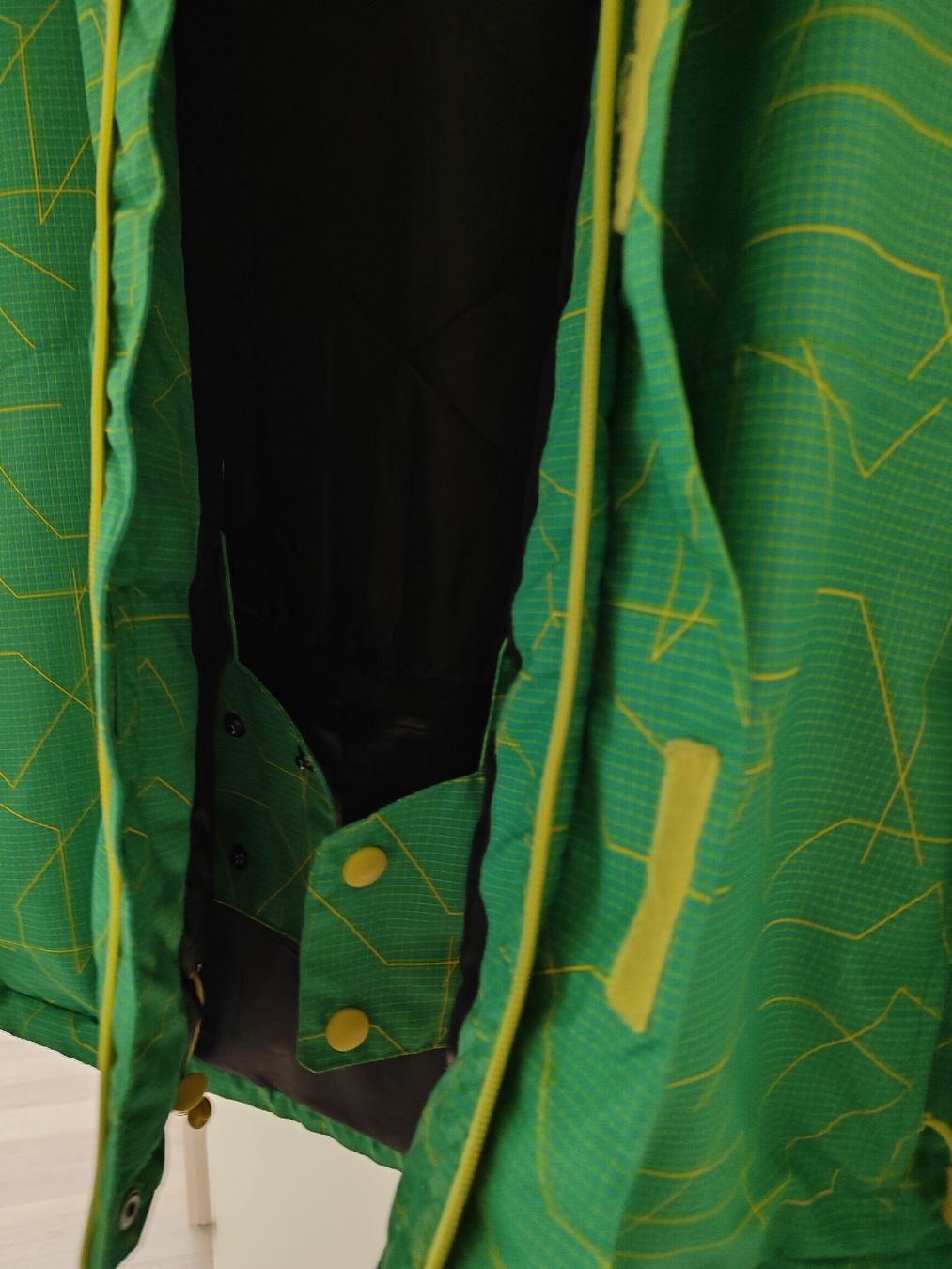 Giacche: Leichte Winterjacke grün/gelb – Usato da Tuggen venduto da Basinger 2