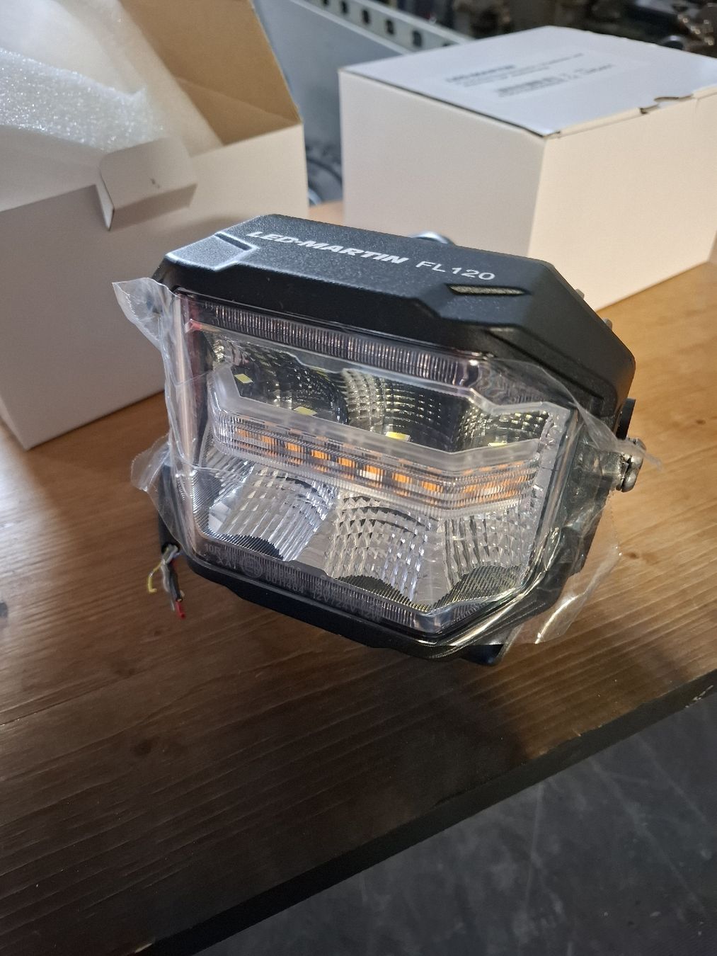 Scheinwerfer: LED Scheinwerfer – Neu und originalverpackt aus Balzers von Vmarte