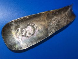 SCHUHLÖFFEL IN SILBER, HAMMERSCHLAG, MIT MOTIV, HANDGEMACHT