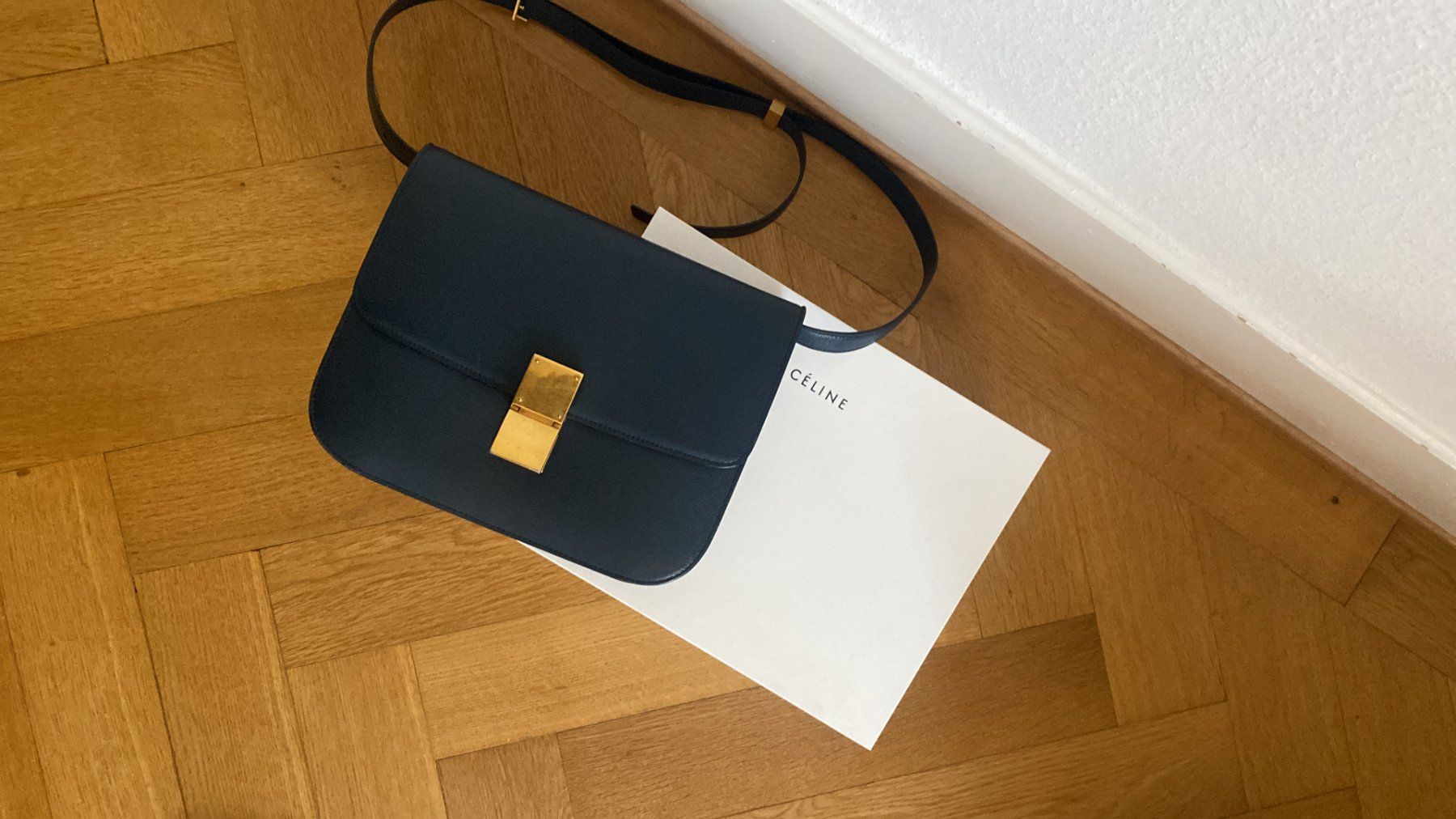 Celine Borse da donna: CELINE | Classic box medium bleu abysse pièce collection – Nuovo (secondo la descrizione) da St-Sulpice VD venduto da _sell_off 3