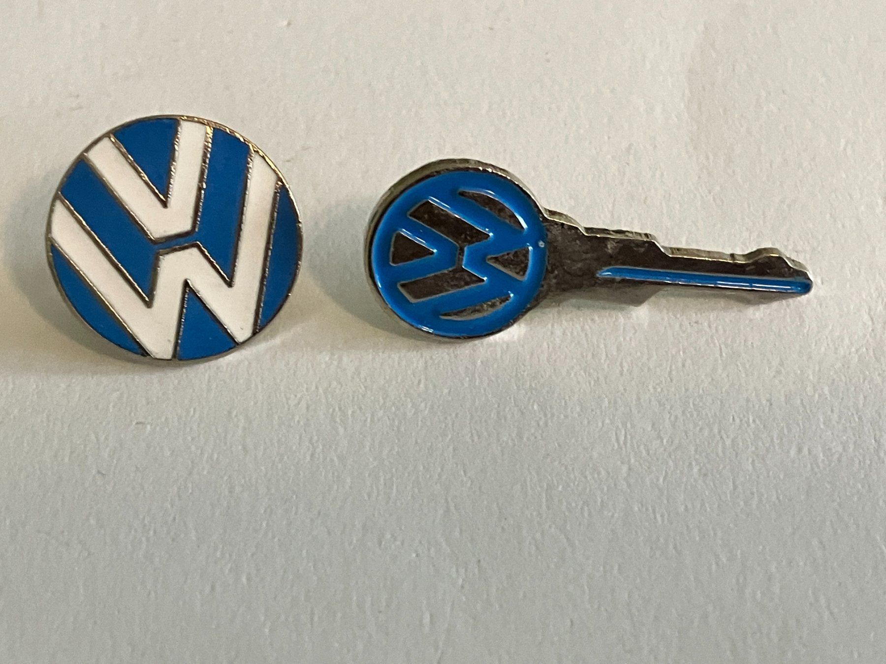 Placchette & Badge: 2 Pin VW Volkswagen – Usato da Basel venduto da djwwpp