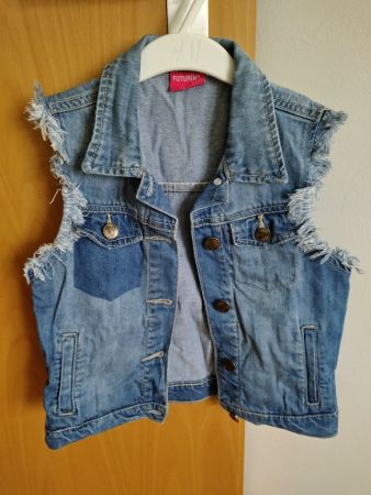 Neuwertige praktische schöne Jeansweste mit Taschen, Gr. 134