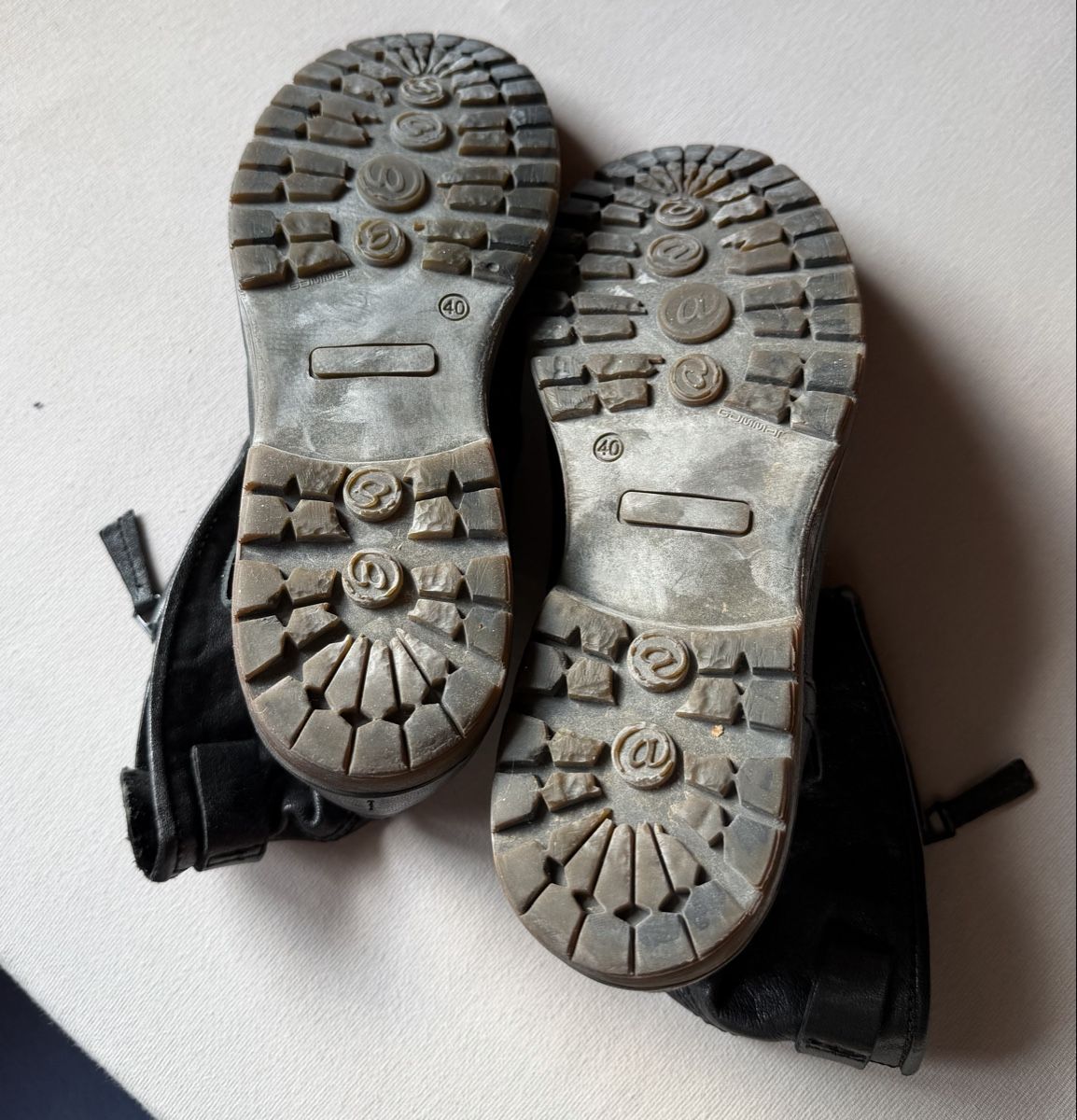 Mjus Scarpe da donna: Schwarze Lederstiefel von mjus , Gr. 40 – Usato da Walchwil venduto da BackstageBruder 3