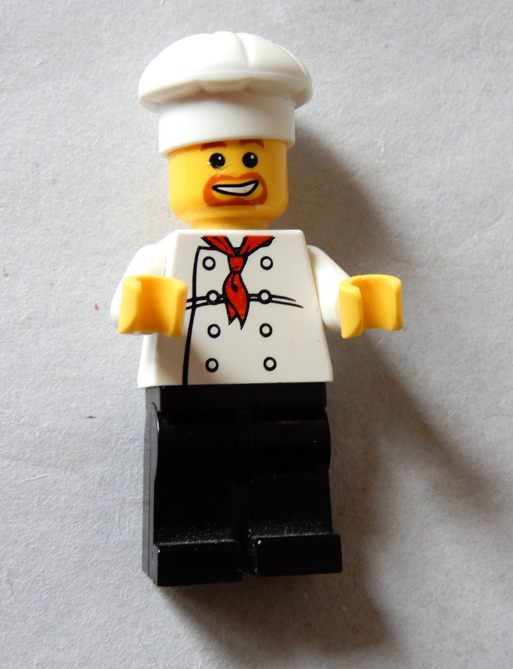 Lego Kit di costruzioni: Lego Minifigur Koch - schw. Beine, Bart – Usato da Senèdes venduto da Framboise52