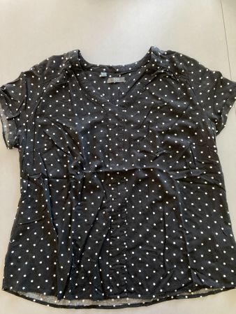 Shirt in Schwarz mit einem weißen Pünktchenmuster