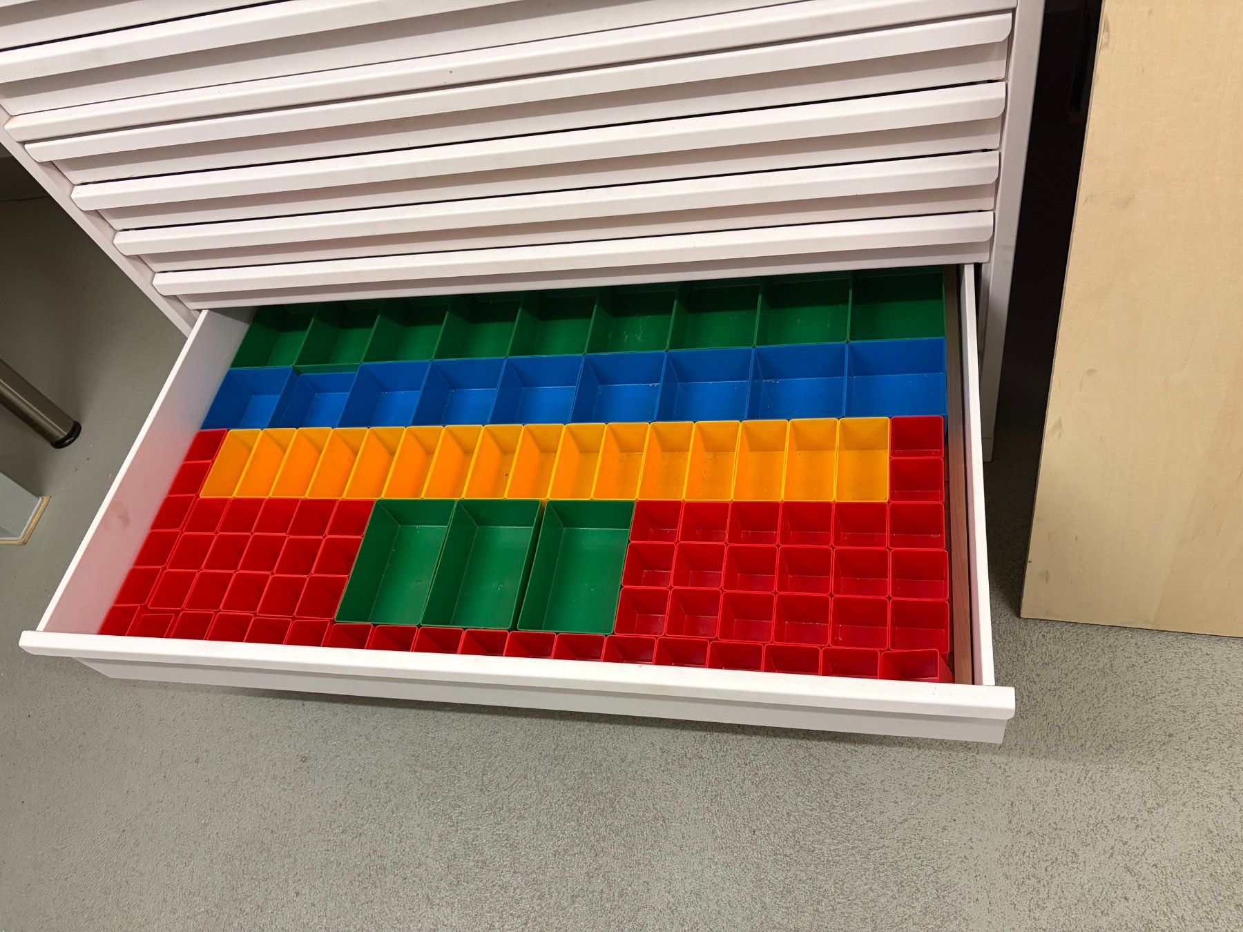 Lista Armadi: LISTA, Werkzeugschrank, Farbe weiss – Usato da Galgenen venduto da Crystaldisplay 2