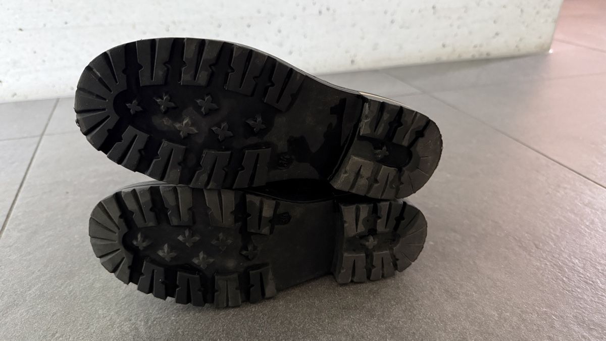 Chaussures filles: Bottines Noires Élégantes avec Fermetures Éclair Dorées – D'occasion à Courtételle par cyrus347 1