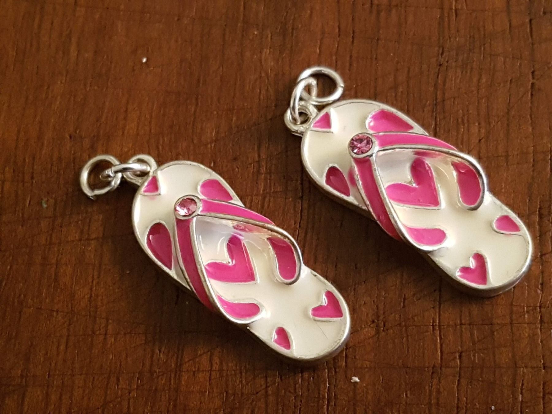 Ohrringe & -stecker: Ohrringe Flipflops Emaille rosa weiss silberfarben – Gebraucht aus Ettingen von Maranathatalitha
