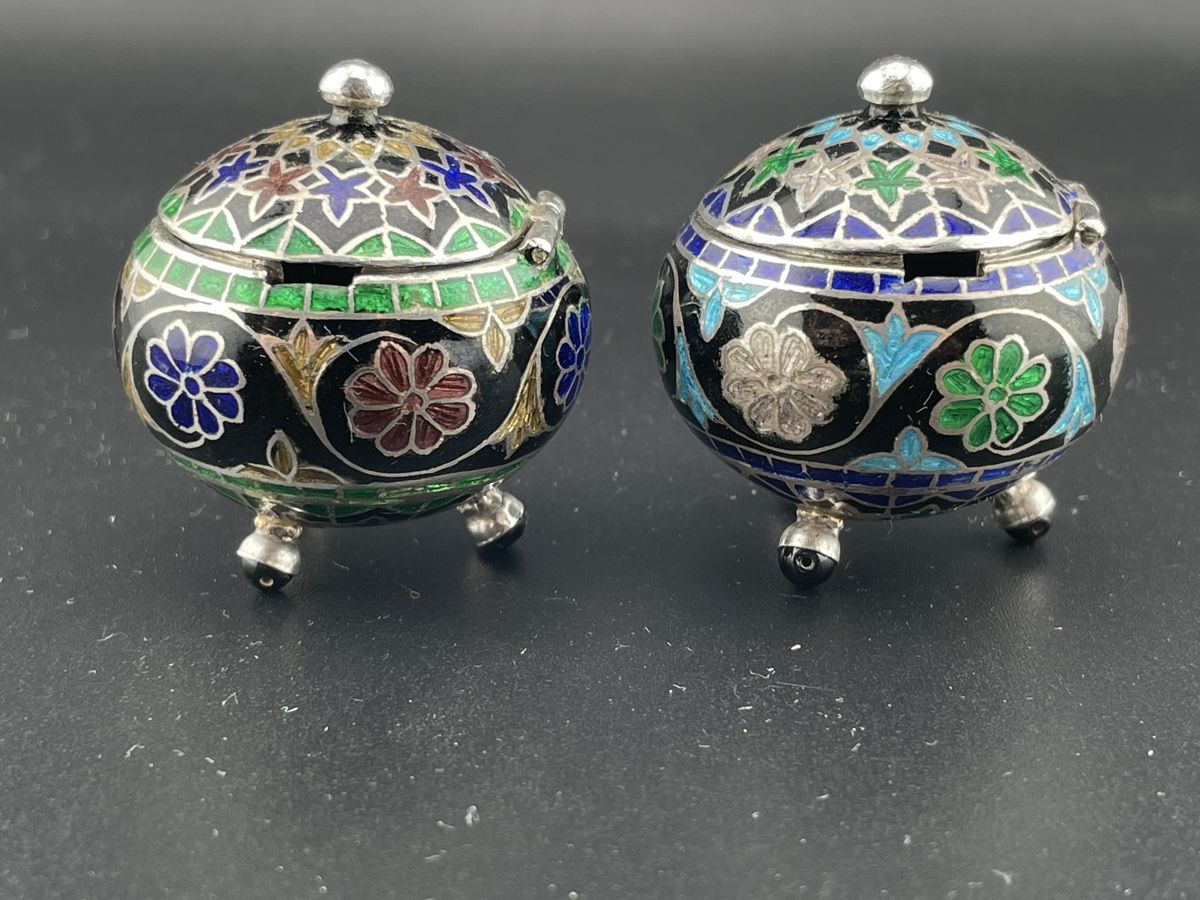 Set di piatti: Pair antique silver enamel salt cellars + spoons - India? – Usato da Genève venduto da PepitesdAlor 8