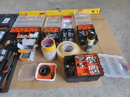 Grand lot d'outillage complet et quincaillerie avec caisses